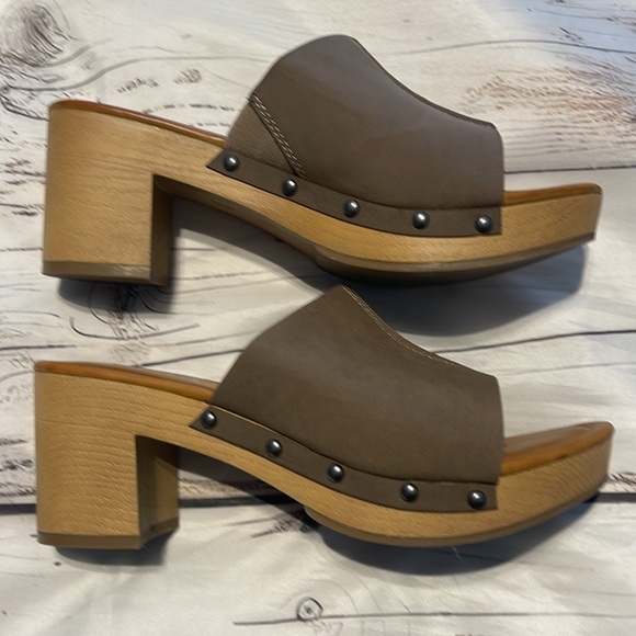 a.n.a. Elissa Women's Brown/Tan Heeled Mules Sandals Size 7 Preowned - Picture 3 of 9